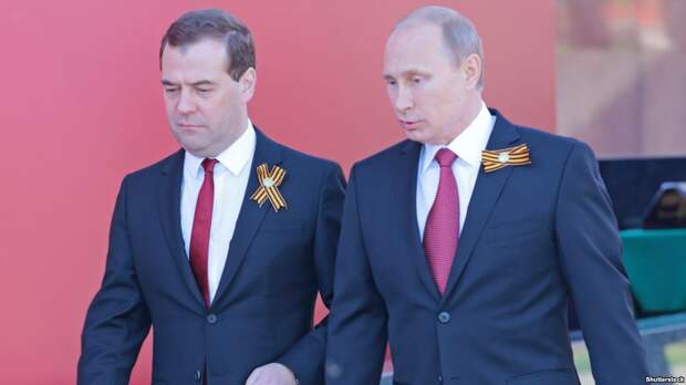 Президент России Владимир Путин и премьер Дмитрий Медведев с георгиевскими лентами (архивное фото)