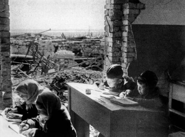 Дети за партами разрушенной школы в Сталинграде. Весна 1943.jpg Дети за партами разрушенной школы в Сталинграде. Весна 1943.jpg