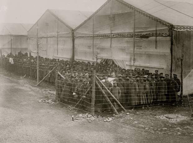 Российские военнопленные за колючей проволокой в лагере для задержанных. Германия. 1910-е годы. / Getty Images
