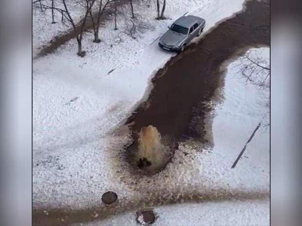 Вода затопила улицу в Краснокаменске из-за прорыва пожарного гидранта