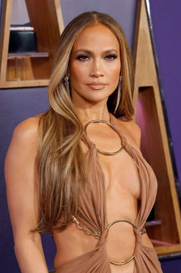 Дженнифер Лопес восхитила откровенным образом на American Music Awards