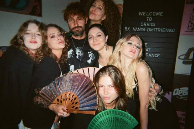 Экс-бойфренд Аглаи Тарасовой и Анастасия Уколова впервые вышли в свет вместе: видео Super