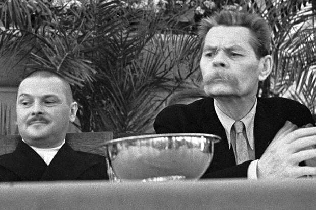 Андрей Жданов и писатель Максим Горький в президиуме первого съезда писателей СССР, 1934 год.