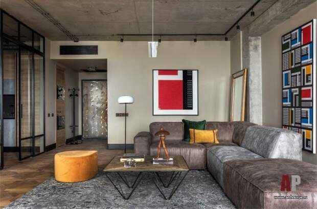 Студия 86 кв. м с урбанистическим дизайном, бетонными потолками и супрематической живописью