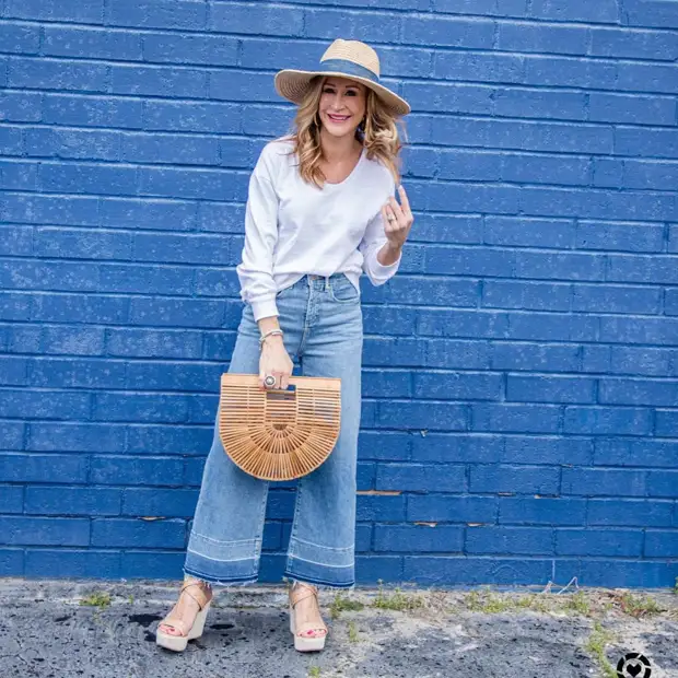 Снова в моде! Джинсы клеш для женщин после 40 лет: 11 стильных примеров