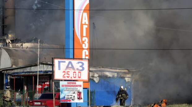Двое спасателей пострадали при тушении пожара на АЗС в Новосибирске