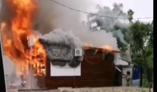 Большой огонь и маленький ларёк: в пригороде Владивостока бушевал пожар