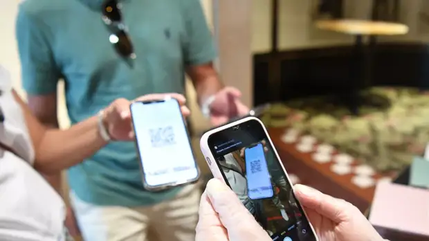 Получившие QR-коды импортных прививок могут посещать музеи и театры Ленинградской области