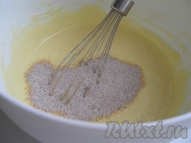 Яйца взбить с сахаром и маслом,  добавить йогурт, соду, муку, все тщательно перемешать и всыпать растворимый кофе.