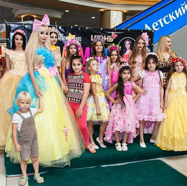 Русская Барби вместе с детьми.