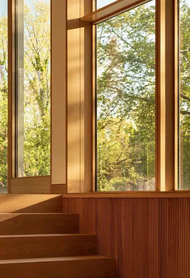 Семейный дом с многоуровневыми пространствами в Канаде