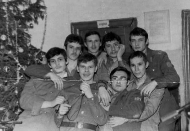 Василий Петренко (сверху, второй справа), (https://www.kino-teatr.ru)