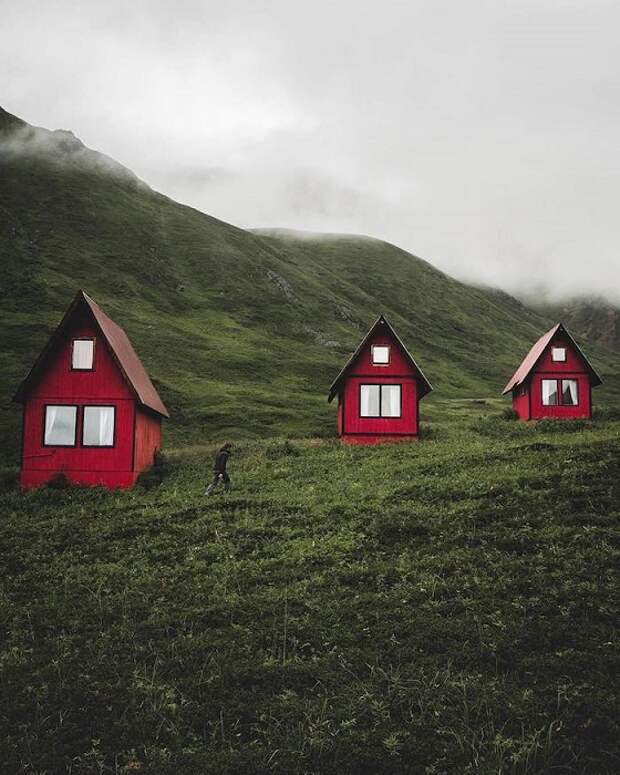 Чудные домики на Аляске, штат северо-запада Америки.