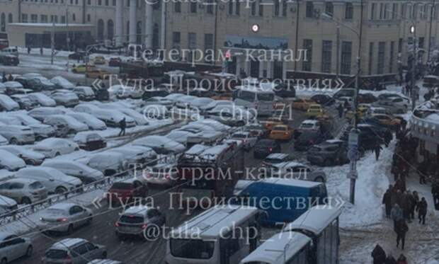 На Московском вокзале в Туле застрявший троллейбус перекрал движение транспорта