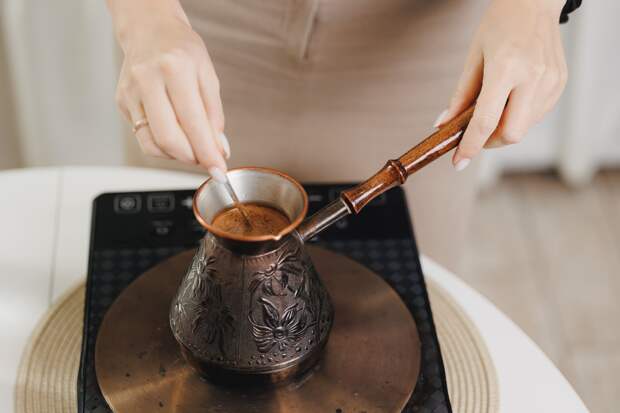 Врач описал привычку пить кофе по утрам фразой «шок для организма»