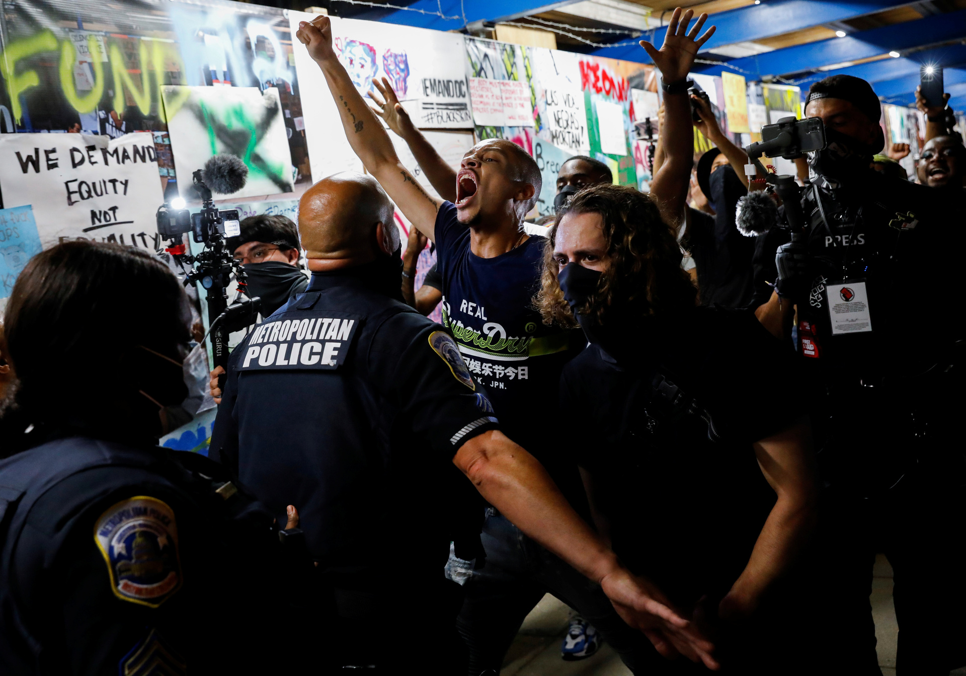 Радикальная риторика: почему Трамп заявил о возможной революции в США в случае прихода Байдена к власти