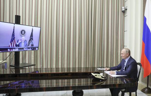 Президент США Джо Байден (на экране) и президент России Владимир Путин Михаил Метцель/POOL/ТАСС