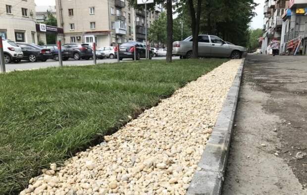 Житель Челябинска облагородил газон возле дома своими руками, сделай сам, факты