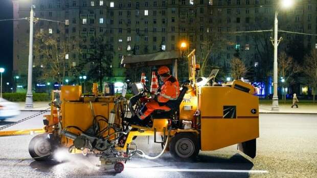 Дорожную разметку после зимы начали обновлять в Москве