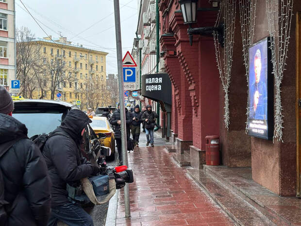 Началось прощание с Анатолием Лобоцким: первые минуты гражданской панихиды