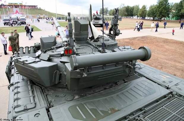 Модернизированный Т-72Б3. Посередине, над люком для выброса стреляных поддонов, находится панорамный прибор наблюдения. Источник: comgun.ru