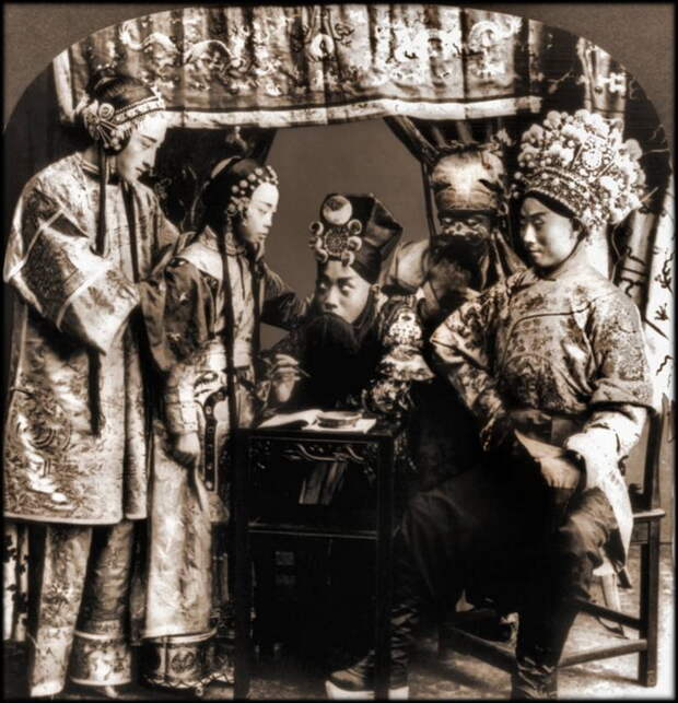 Актерская трупа Пекинской оперы. Неизвестное место снимка, 1919 г.