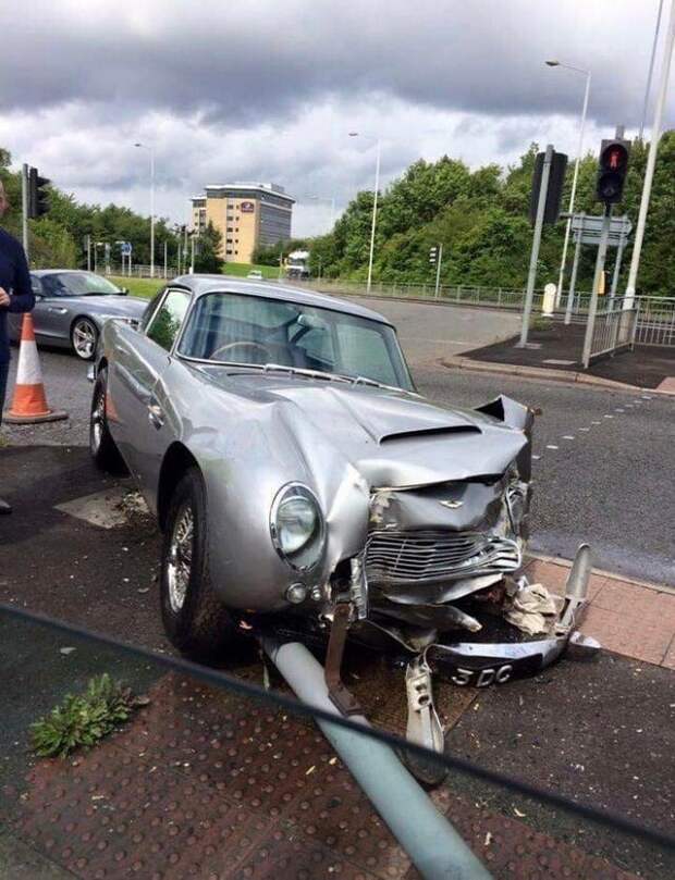 9. Кто-то врезался в автомобиль Aston Martin стоимостью £1,5 миллиона (130 миллионов рублей) 9. Кто-то врезался в автомобиль Aston Martin стоимостью £1,5 миллиона (130 миллионов рублей)