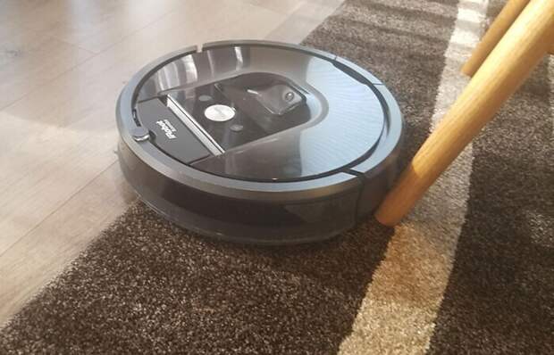 "Пришло уведомление от приложения iRobot: "Roomba требует вашего внимания. Застрял рядом с утесом"