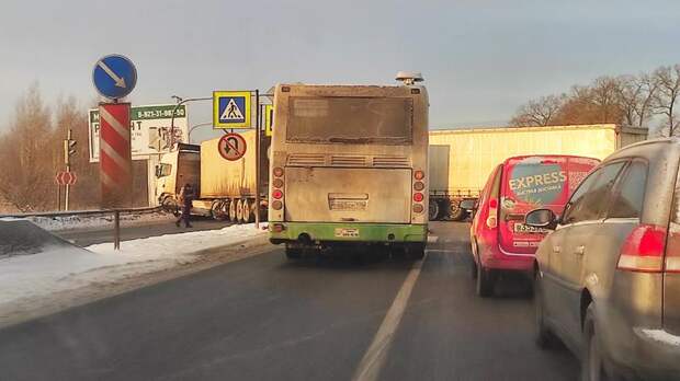 Массовое ДТП с фурами на Московском шоссе изменило трассы автобусов