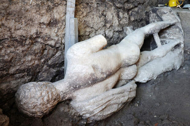 Reuters: в Болгарии обнаружили мраморное изваяние времен Римской империи
