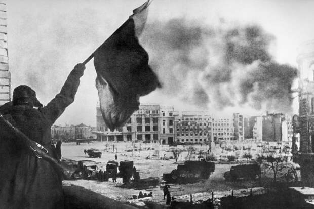 Знамя Победы над площадью Павших Борцов, 1943 год