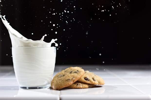В холодный сезон забудь про молоко и сладкое — чревато простудой и ожирением