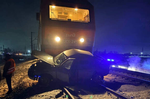 В Омской области грузовой поезд столкнулся с легковой машиной на переезде