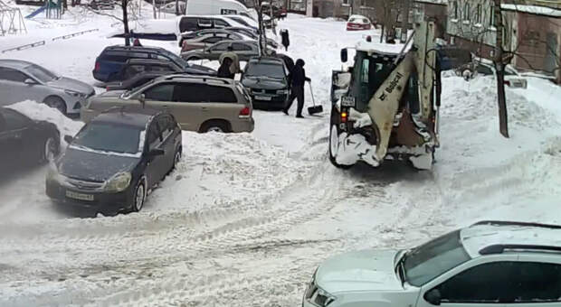 В Смоленске начались проверки уборки снега на дворовых территориях