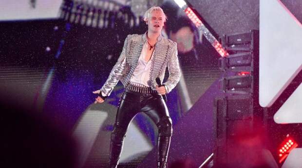 SHAMAN считает, что кожаные штаны на нем "великолепно сидят"