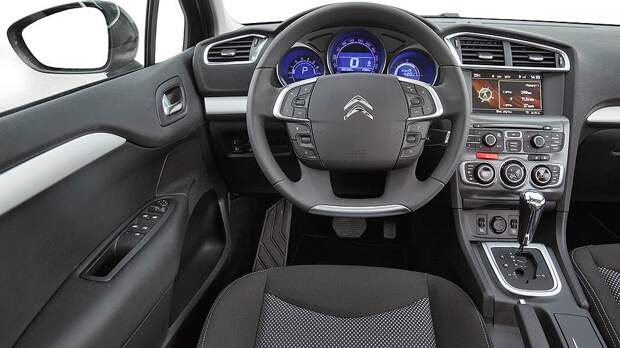 Эргономика — традиционная для Citroen: кнопок на руле едва ли не больше, чем на центральной консоли  