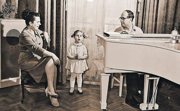 Галина Вишневская и Мстислав Ростропович с Ольгой.