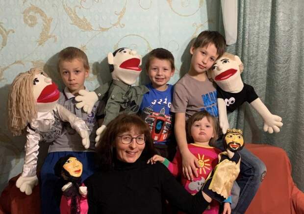 Теперь Надежда Александрова ставит кукольные спектакли вместе со своими детьми/Из личного архива