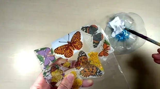 Если увидите салфетки с красивыми бабочками, сразу покупайте! Возьмёте пластиковую бутылку и сделаете нереальную красоту