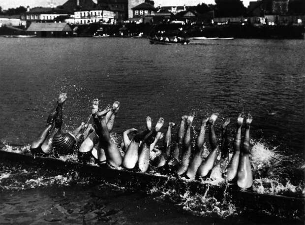Игра на воде для детей и взрослых, 1928 год.