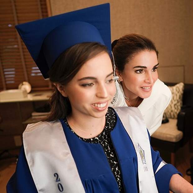 Королева Рания на выпускном Сальмы. Май, 2018 года