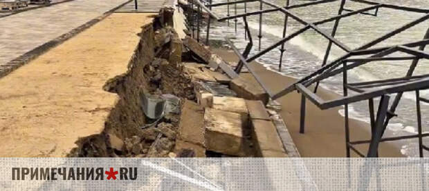 В Судаке из-за шторма обрушилась часть обновленной набережной