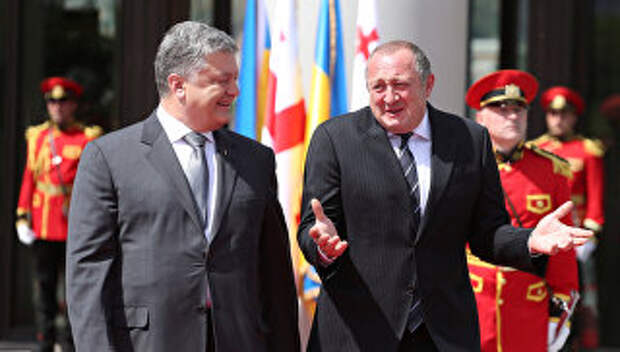 Президент Украины Петр Порошенко и президент Грузии Георгий Маргвелашвили на церемонии приветствия в Тбилиси, Грузия. 18 июля 2017