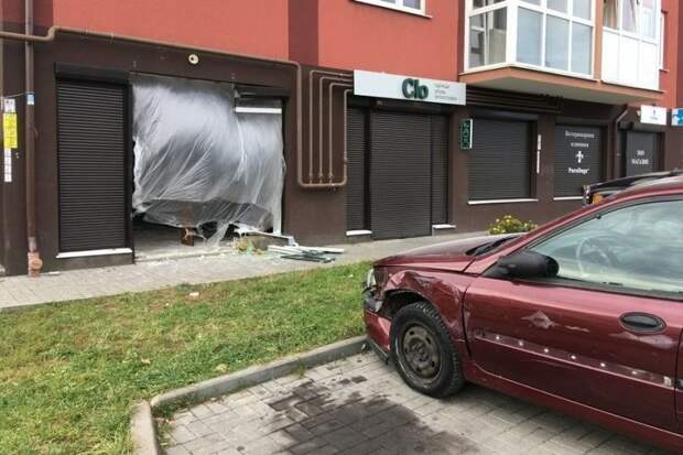 На место происшествия сразу прибыла хозяйка помещения. авария, авто, авто авария, дтп, женщина за рулем, здание, калининград, курьез