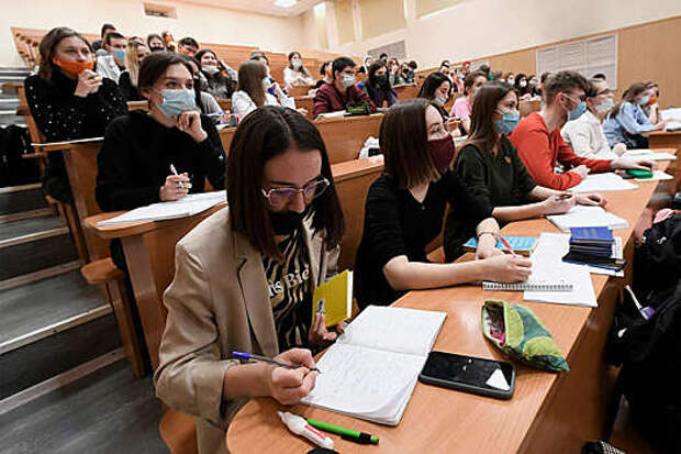 В Госдуме оценили призыв перенацелить девушек с образования на рождение детей