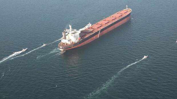 Танкер дал задний ход в Ормузском проливе