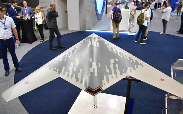 На фото: тяжёлый ударный БПЛА «Охотник» на МАКС-2009. Источник: https://icdn.lenta.ru/images/2022/09/03/11/20220903110004584/wide_4_3_e462c40abe28ab312a2018a0e5a08d2b.jpg