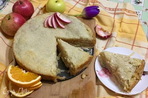 Достаньте готовый пирог из духовки и дайте остыть в форме.