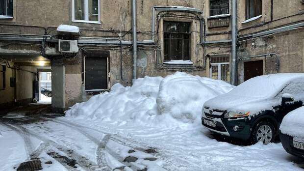 Петербуржцы сняли на видео катание коммунальщиков на «санках» во время борьбы с гололедом