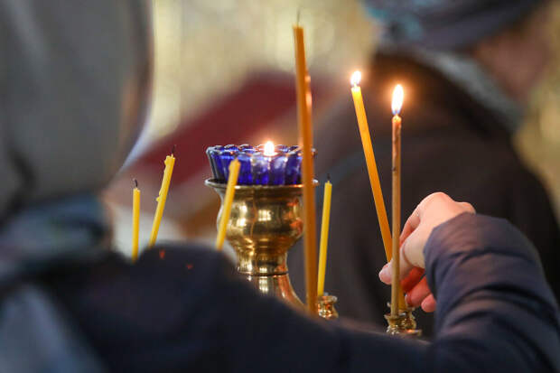 В российских храмах увеличился приток женщин из-за внешности священнослужителей